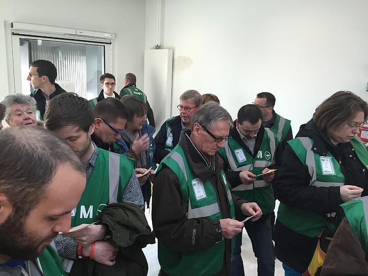 Die Testpassagiere bekommen grüne Westen...