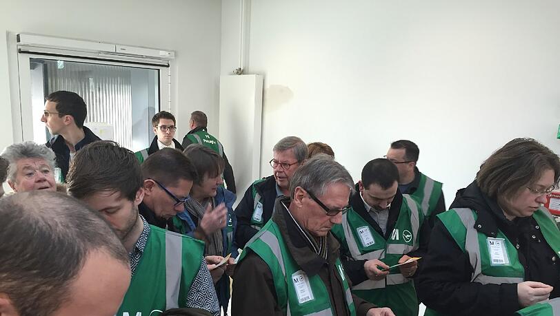 Die Testpassagiere bekommen grüne Westen... Die Testpassagiere bekommen grüne Westen...