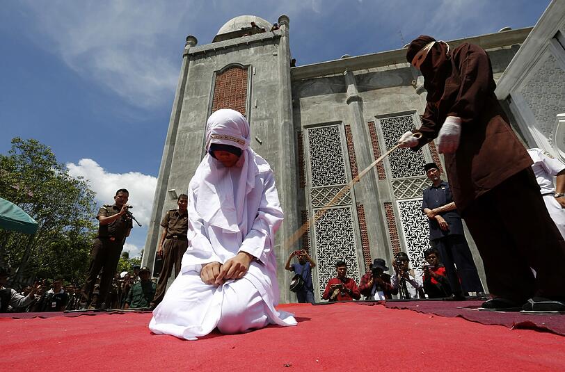 In Indonesien sind drei junge Paare öffentlich ausgepeitscht worden. Die 18- bis 25-jährigen werden mit bis zu 20 Hieben bestraft, weil sie Sex vor der Ehe hatten. Foto: Hotli Simanjuntak
