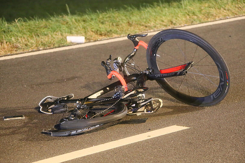 Horror-Crash in Altötting: Ein Opel-Fahrer erfasst acht Rennradfahrer und verletzt diese teils schwer - ein Mann stirbt noch an der Unfallstelle. Die Bilder zum Unfall sehen Sie hier.