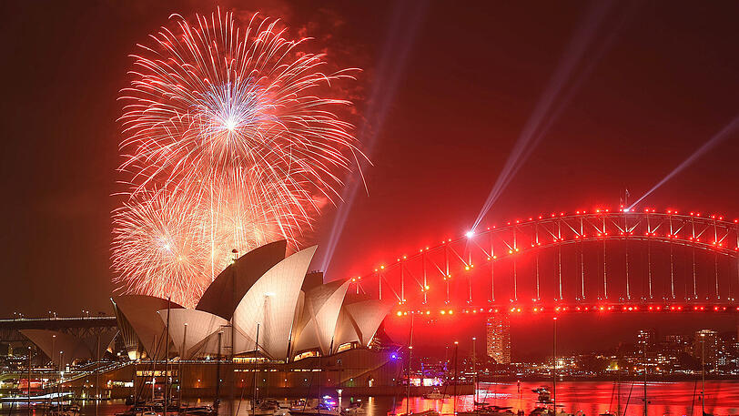 Willkommen 2017! Australien begrüßt das neue Jahr: Im Hafengelände der australischen Metropole Sydney rund um das berühmte Opernhaus versammelten sich mehr als eine Millionen Menschen, um den besten Blick auf das Feuerwerksspektakel zu haben.