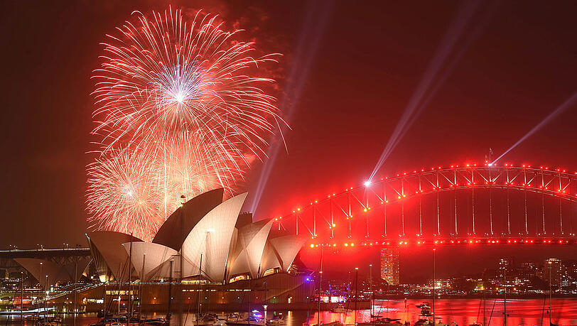 Willkommen 2017! Australien begrüßt das neue Jahr: Im Hafengelände der australischen Metropole Sydney rund um das berühmte Opernhaus versammelten sich mehr als eine Millionen Menschen, um den besten Blick auf das Feuerwerksspektakel zu haben. Willkommen 2017! Australien begrüßt das neue Jahr: Im Hafengelände der australischen Metropole Sydney rund um das berühmte Opernhaus versammelten sich mehr als eine Millionen Menschen, um den besten Blick auf das Feuerwerksspektakel zu haben.