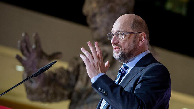 Martin Schulz vor der Willy-Brandt-Skulptur.