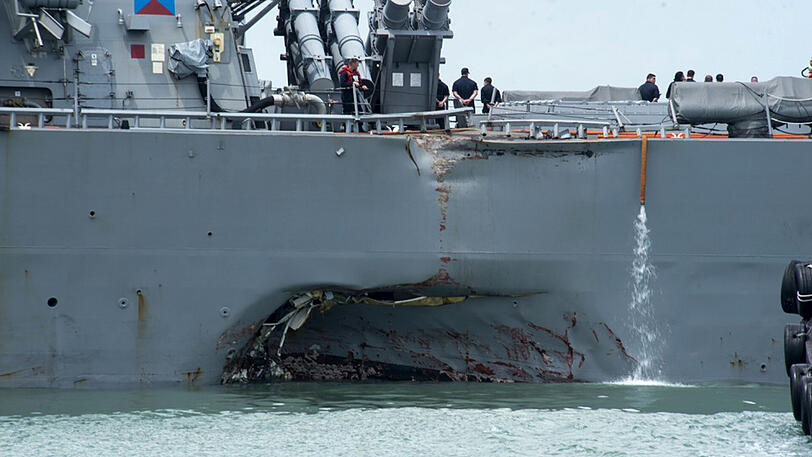 Der an der Backbordseite beschädigte US-Lenkwaffenzerstörer "USS John S. McCain" im Marinestützpunkt Changi in Singapur.