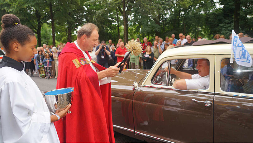 Ein Oldtimer holt sich ebenfalls einen Segen ab. Ein Oldtimer holt sich ebenfalls einen Segen ab.