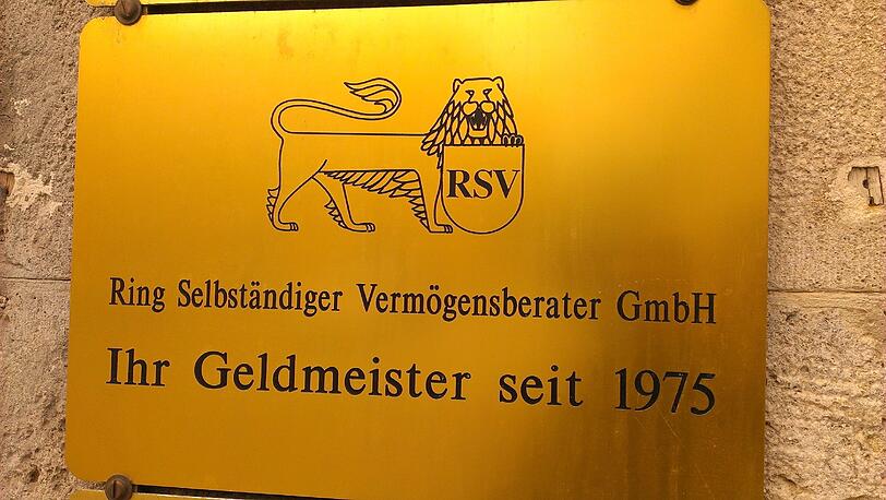 Löwe Nummer vier - diesmal in Gold, als Wahrzeichen der Vermögensberater.