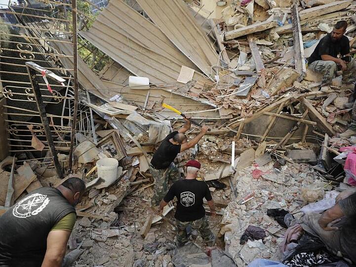 Soldaten suchen nach der Explosion in den Trümmern nach Überlebenden.