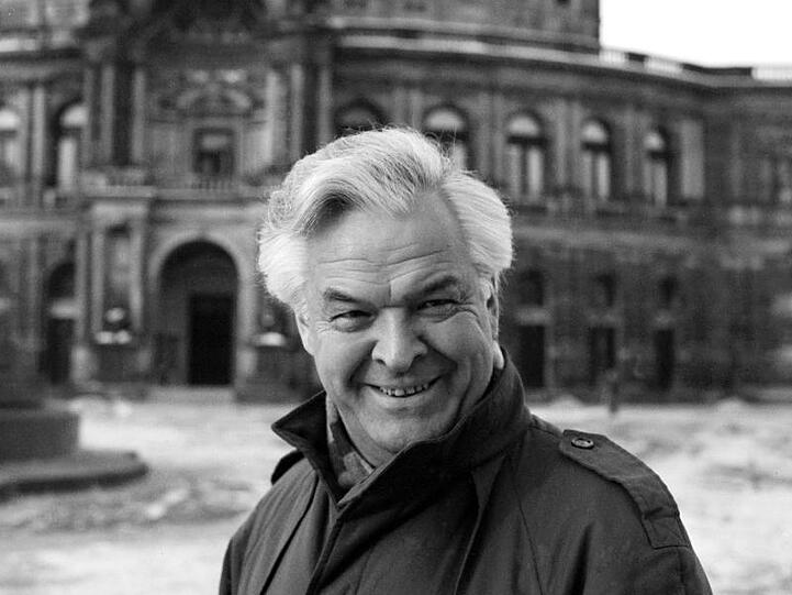 Theo Adam am Tag der Wiedereröffnung der Semperoper 1985 auf dem Dresdner Theaterplatz.