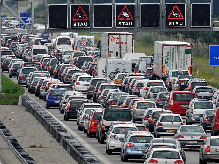 Alle Jahre wieder: Stau auf der Autobahn A9 zum Ferienbeginn in Bayern.