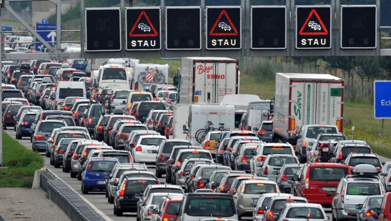 Alle Jahre wieder: Stau auf der Autobahn A9 zum Ferienbeginn in Bayern. Alle Jahre wieder: Stau auf der Autobahn A9 zum Ferienbeginn in Bayern.