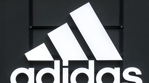 Das Logo des Sportartikelherstellers "Adidas" ist zu sehen. Foto: Axel Heimken/dpa/Symbolbild