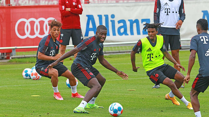 Bayerns Neuzugänge Dayot Upamecano (m.) und Omar Richards (2.v.r.) rücken gleich in den Fokus.