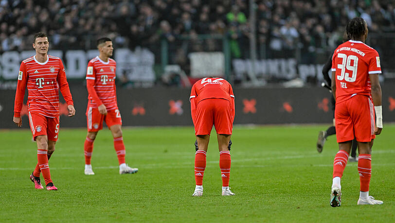 Enttäuschte Bayern-Spieler nach der Niederlage gegen Gladbach.