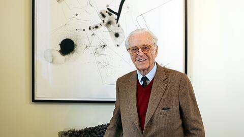 Beim Interview auf Schloss Nymphenburg: Herzog Franz, der leidenschaftliche Sammler und Förderer der Künste, vor einem Gemälde von Albert Oehlen.