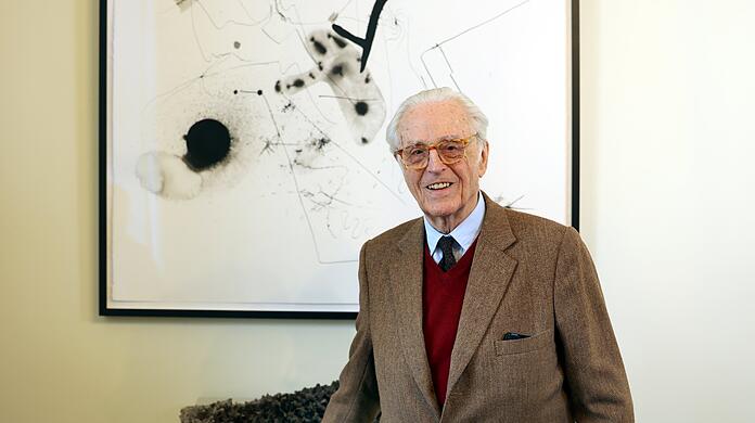 Beim Interview auf Schloss Nymphenburg: Herzog Franz, der leidenschaftliche Sammler und Förderer der Künste, vor einem Gemälde von Albert Oehlen.