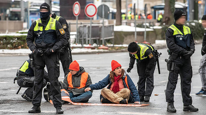 Des Öfteren blockieren Klimaaktivisten Straßen, wie hier auf der Sonnenstraße. Ein Verhindern sei nur schwer möglich, so das KVR.