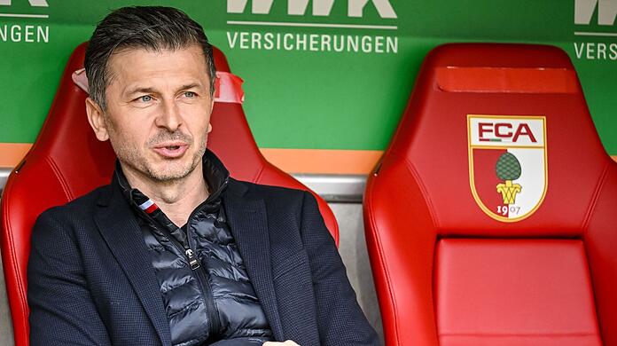 Augsburgs Sportdirektor Marinko Jurendic sitzt vor dem Spiel auf der Bank.