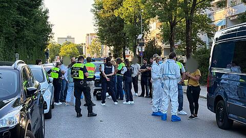 Die Polizei sucht mit einem Großaufgebot nach dem dritten Mann.