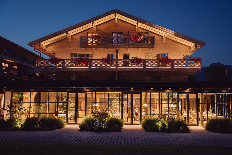 Das Restaurant Dichter in der Aribostra&szlig;e bei Nacht.