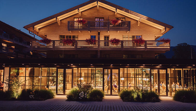 Das Restaurant Dichter in der Aribostra&szlig;e bei Nacht.