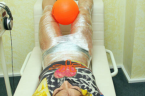Eingewickelt: Eine Frau beim "Body Wrapping".