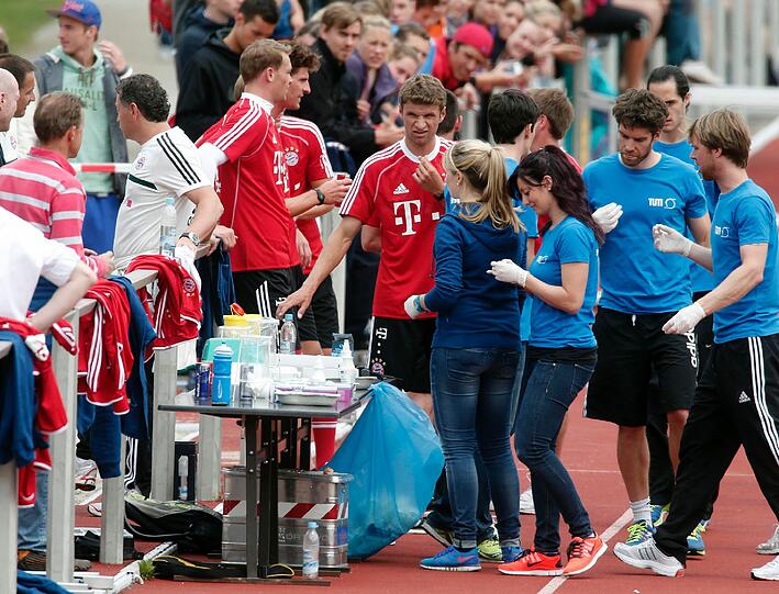 Einen Tag nach dem ersten Training unter Pep Guardiola müssen Bayern-Spieler zum Laktattest ran: Erst schwitzen, dann pieksen - die Bilder aus dem Olympiastadion