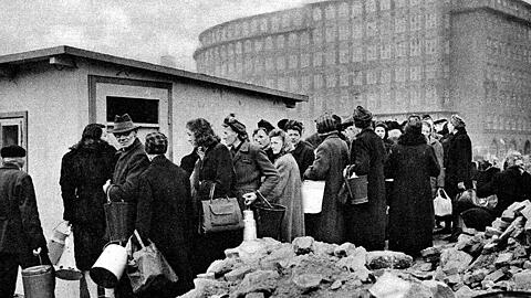 Der Kampf ums tägliche Überleben: Auch hier hat sich eine lange Schlange gebildet &ndash; es gibt Kartoffeln.