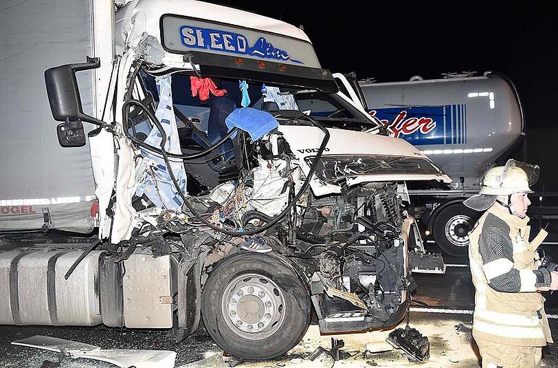 Bilder vom Auffahrunfall auf der A99 bei Aschheim.