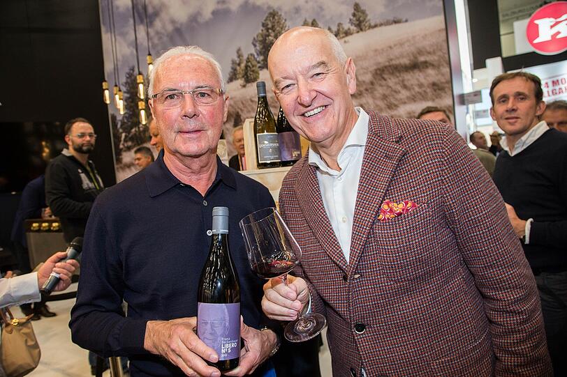 Franz Beckenbauer und Weinpatron Hermann Döllerer (r.) mit Libero No. 5.