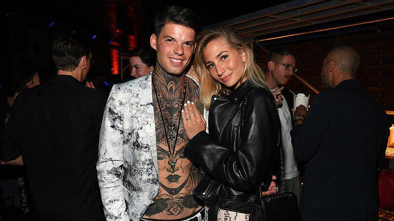 Model Tommy Hey mit Allabout Elisa auf der HUGO Spring/Summer 2019 Fashionshow.