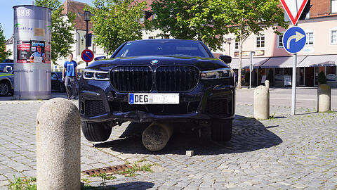 Aufgebockt: Der beschädigte Dienstwagen von Bernd Sibler in Plattling.