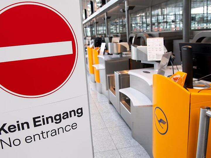 Ein geschlossener Lufthansa-Schalter am Flughafen München.