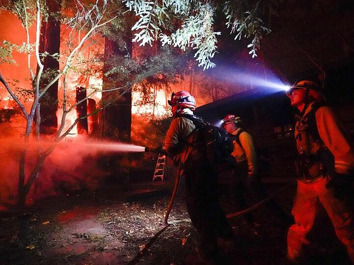 Kampf gegen die Flammen in Boulder Creek.