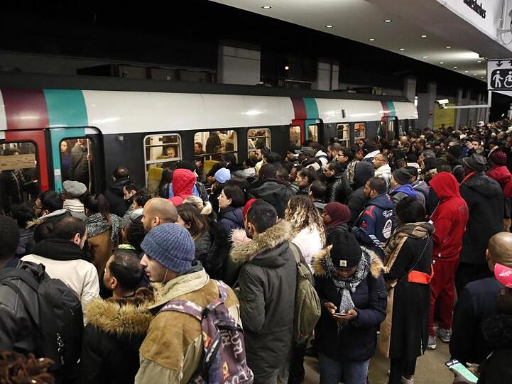 Pendler in Paris warten darauf, eine U-Bahn zu erwischen.