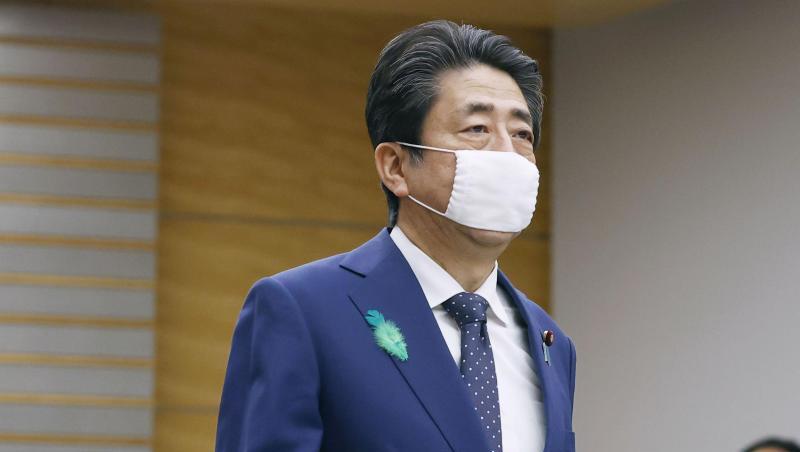 Japans Ministerpräsident Shinzo Abe hat den Notstand auf alle Provinzen des Landes ausgeweitet. Japans Ministerpräsident Shinzo Abe hat den Notstand auf alle Provinzen des Landes ausgeweitet.