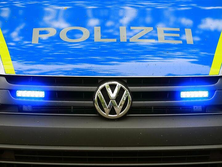 Ein Fahrzeug der Polizei ist im Einsatz. Foto: Jens Wolf/zb/dpa/Symbolbild