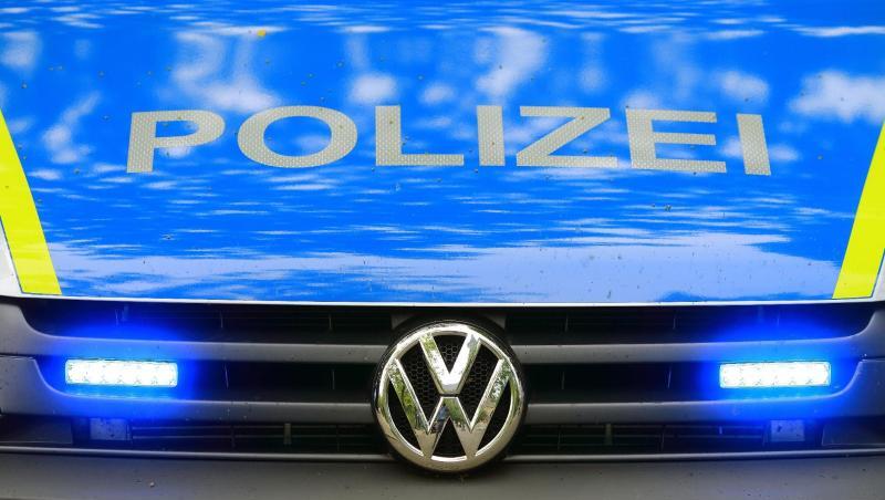 Ein Fahrzeug der Polizei ist im Einsatz. Foto: Jens Wolf/zb/dpa/Symbolbild Ein Fahrzeug der Polizei ist im Einsatz. Foto: Jens Wolf/zb/dpa/Symbolbild
