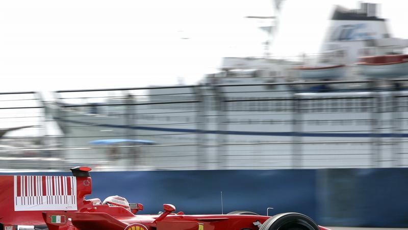 Durch die Straßen von Valencia: Der Finne Kimi Räikkönen am Freitag beim ersten Training in seinem Ferrari. Durch die Straßen von Valencia: Der Finne Kimi Räikkönen am Freitag beim ersten Training in seinem Ferrari.