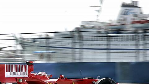 Durch die Straßen von Valencia: Der Finne Kimi Räikkönen am Freitag beim ersten Training in seinem Ferrari.