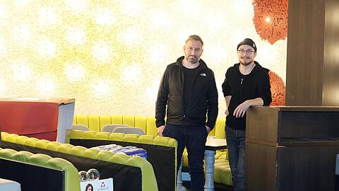 Carsten Fay und Maximilian Heisler in ihrer neuen Bar.