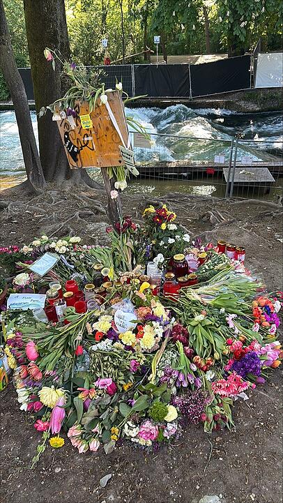 Am Mittwoch liegen an der Unfallstelle am Eisbach jede Menge Blumen. Am Mittwoch liegen an der Unfallstelle am Eisbach jede Menge Blumen.