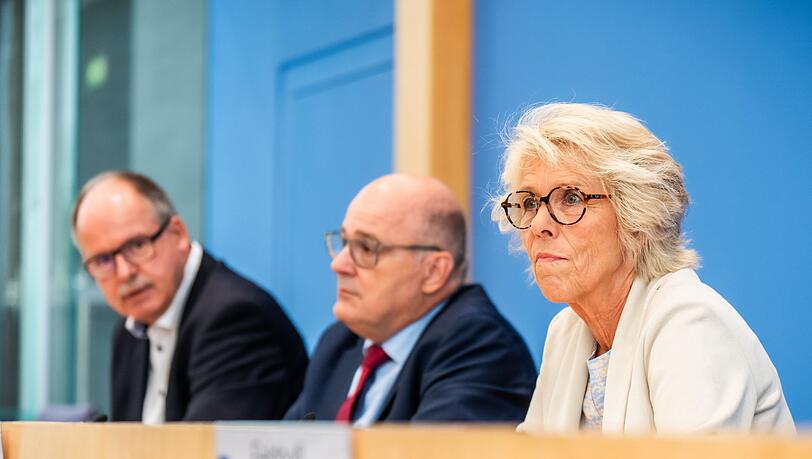 Kommissionschefin Christiane Schönefeld, Arbeitgeber-Verhandlungsführer Steffen Kampeter (M) und Gewerkschaftsverhandlungsführer Stefan Körzell sind sich einig beim Mindestlohn.