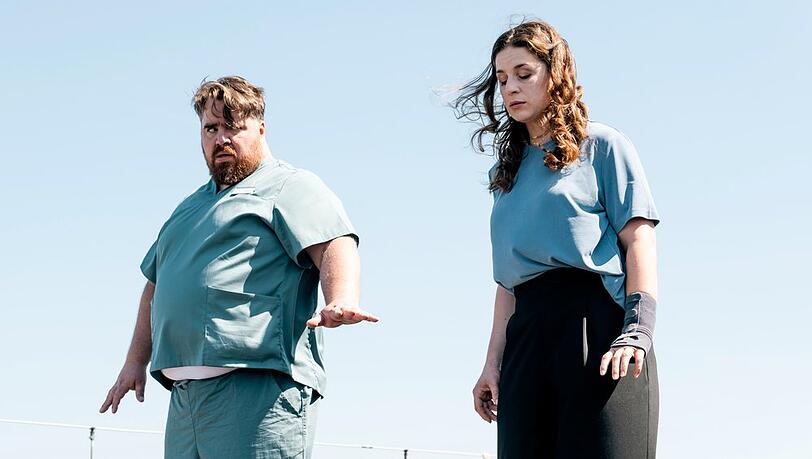 "David und Goliath: Therapie und Praxis": Dina Schwarz (Lou Strenger, r.) versucht Nathan Freye (Tristan Seith, l.) davon abzuhalten, vom Dach zu springen.