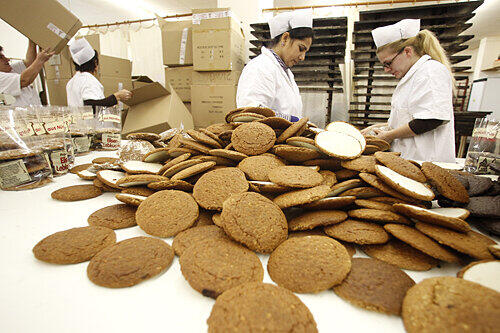 Obacht vor frischen Lebkuchen direkt aus der Backstube: Sie können hohe Werte von Acrylamid enthalten. Die Experten des Erlanger Landesamts für Lebensmittelsicherheit empfehlen, das Weihnachtsgebäck erst zwei Wochen nach dem Backen zu essen.