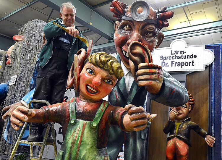 Die Jecken sind los! Vorbereitungen für den Rosenmontagsumzug in Mainz.
