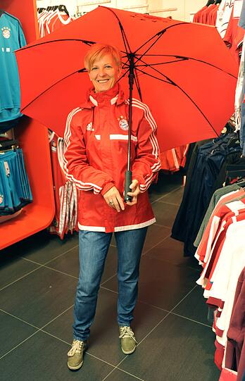 Fanshop-Chefin Dagmar Probstmeier im Regen-Outfit.