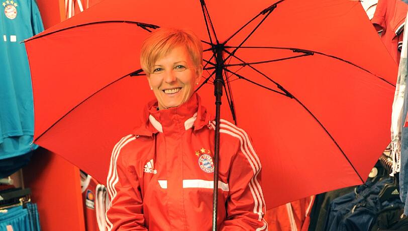 Fanshop-Chefin Dagmar Probstmeier im Regen-Outfit.