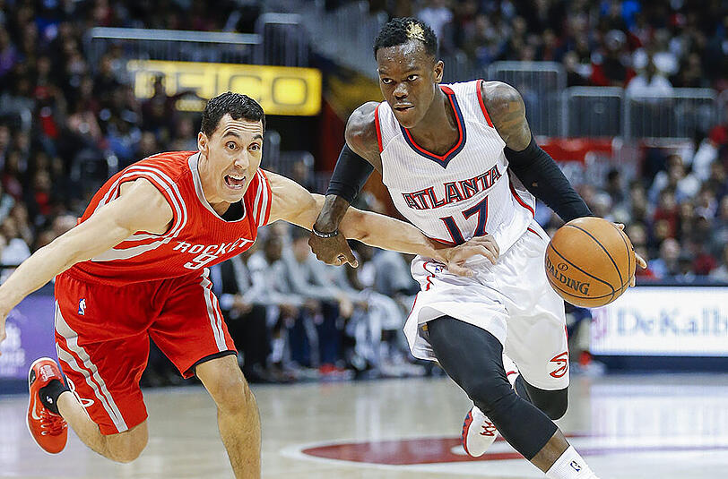 Der deutsche Nationalspieler Dennis Schröder (r., hier gegen die Houston Rockets) konnte mit seinen Atlanta Hawks die kleine Niederlagenserie überwinden und einen Sieg bei den Orlando Magic feiern.