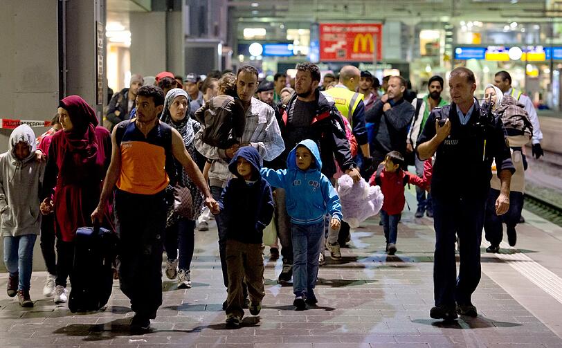 Flüchtlinge am Münchner Hauptbahnhof: So euphorisch wie vergangenen September ist selbst in München die Stimmung nicht mehr. Die Stimmungsmache der CSU ist daran nicht ganz unschuldig, sagen die Wohlfahrtsverbände.