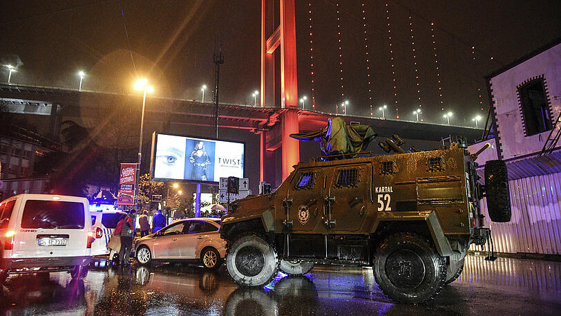 In Istanbul richtete ein Attentäter ein Blutbad unter Feiernden an. Die Bilder.